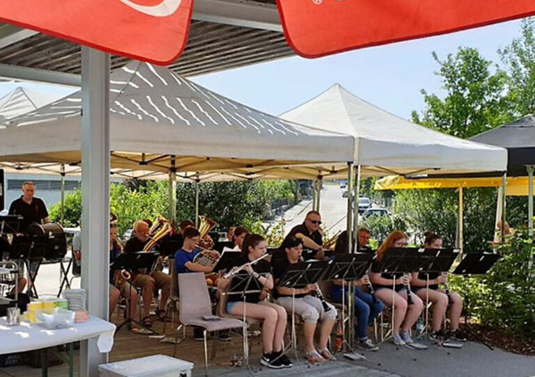 Die Garser und Horner Stadtmusik spielen beim Sommerfest im Urbanusheim.