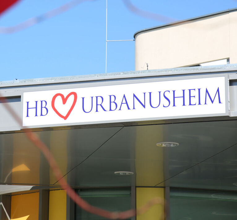 Außenaufnahme vom Urbanusheim-Schriftzug