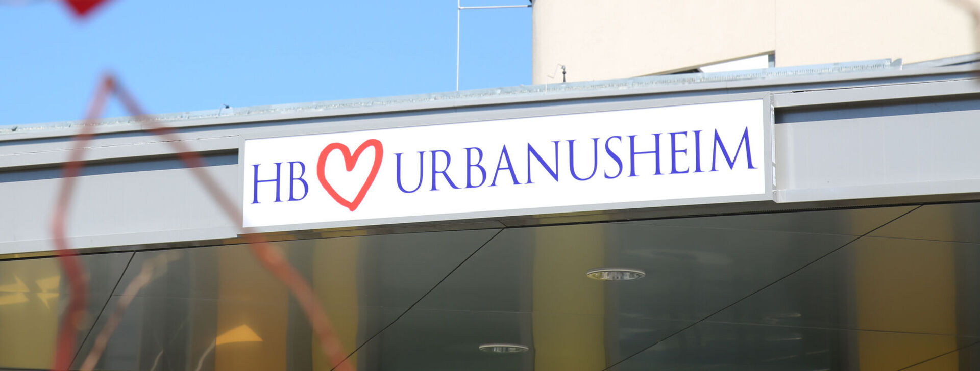 Außenaufnahme vom Urbanusheim-Schriftzug
