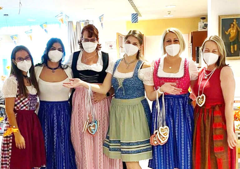 Mitarbeiter*innen feiern Oktoberfest im HB Seeböckgasse