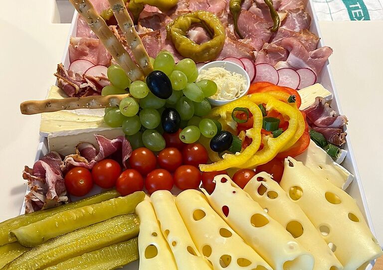 Platten mit Wurst- und Käsespezialitäten.
