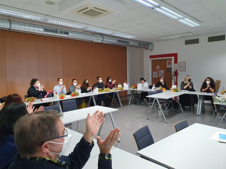 Aufnahme aus der Klasse, Leute applaudieren.