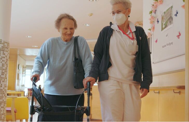 Stationsleiterin Julia Hruby mit Bewohnerin