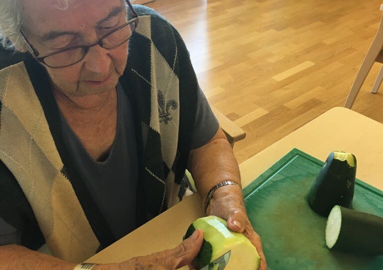 Eine Bewohnerin schält Zucchini