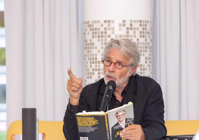 Adi Hirschal liest aus seinem Buch