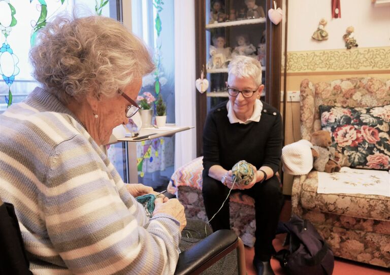 Bewohnerin Margareta und Frau Brummeier beim Stricken.