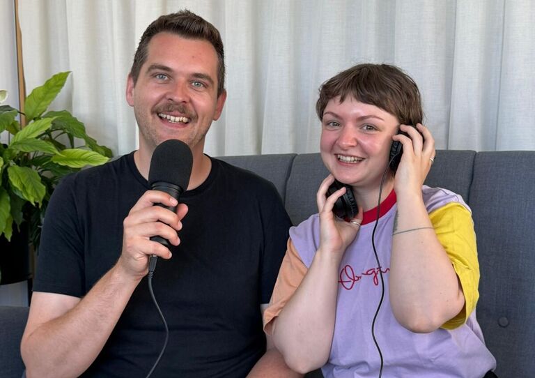 Podcast-Host Mathias Konstanzer mit Produzentin Judith Seifriedsberger Podcast-Host Mathias Konstanzer mit Produzentin Judith Seifriedsberger