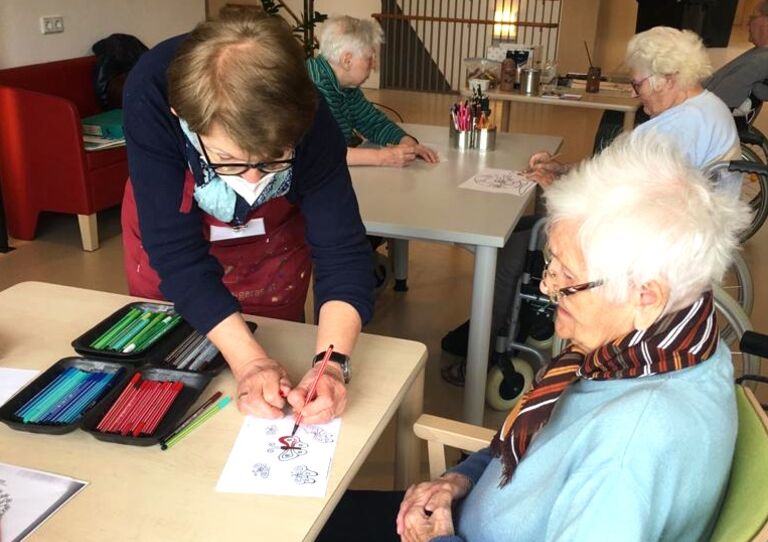 Silvia Edinger malt mit Bewohner*innen im Stephansheim.
