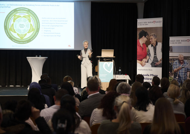 Hanna Mayer, Professorin für Pflegewissenschaft an der Karl Landsteiner Privatuniversität, bei ihrem Vortrag "Personzentrierte Kultur in der Langzeitpflege"