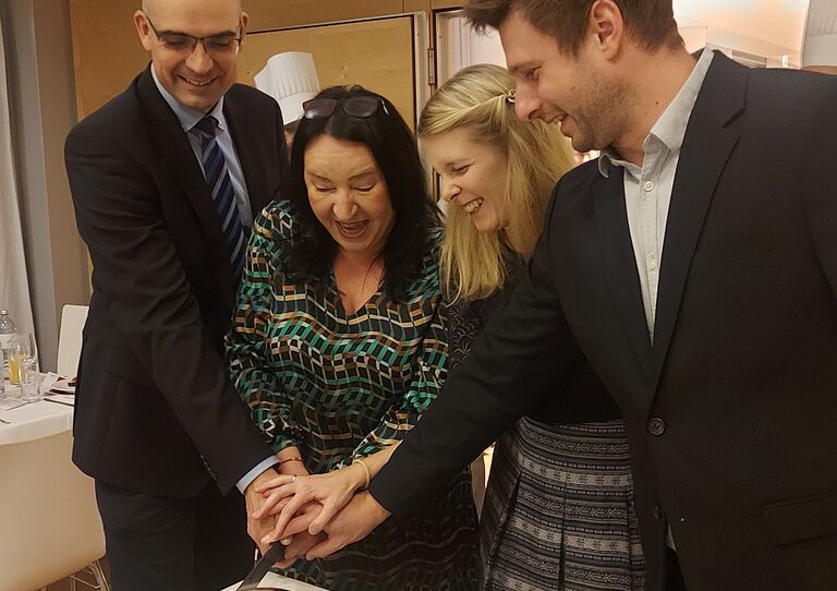 Im Pflegekrankenhaus Tokiostraße wurde die Weihnachtstorte feierlich von der kollegialen Führung angeschnitten