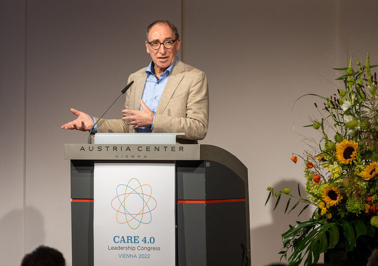 Bundesminister Johannes Rauch am Podium