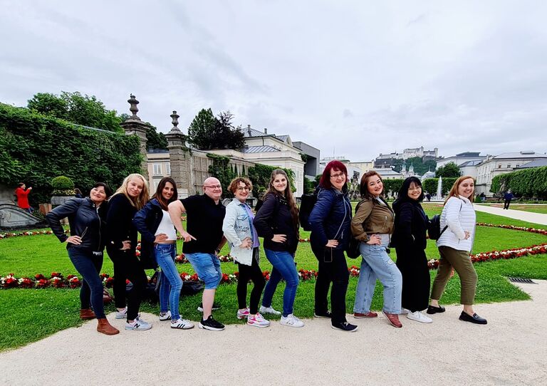 Kolleg*innen aus dem HB Seeböckgasse stehen seitlich aufgereiht in Salzburg.