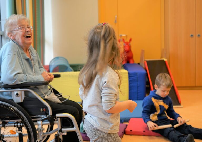 Bewohner*innen treffen Kinder aus dem Betriebskindergarten