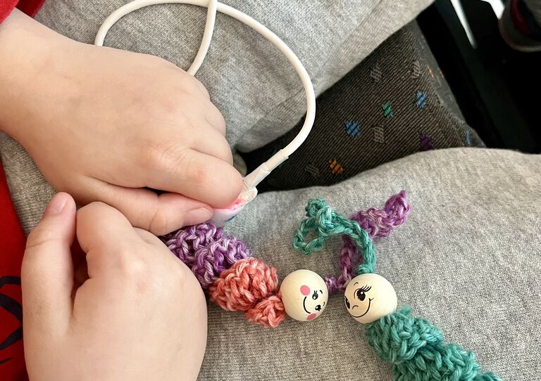 Mit Liebe gehäkelt: Sorgenwürmchen für unsere Bewohner*innen Mit Liebe gehäkelt: Sorgenwürmchen für unsere Bewohner*innen