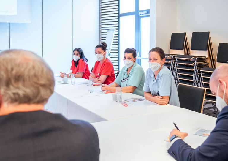 Landesrat Martin Eichtinger im Gespräch mit einigen HB Kolleginnen.