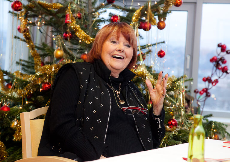 Elfriede Ott zu Besuch im Haus der Barmherzigkeit Seeböckgasse, Heiliger Abend 2010