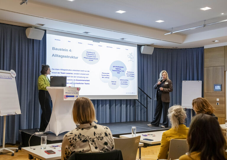 Maria Sonnleitner und Majda Nujic bei ihrem Vortrag "NeuroCare vom Ausnahmezustand zur Exzellenz – Pflege neu gedacht"