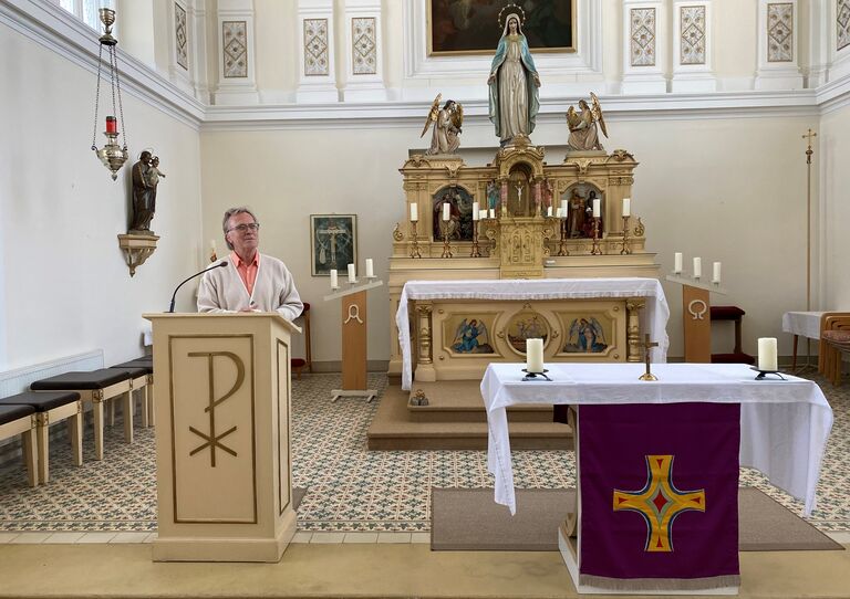 Thomas Egger in der hauseigenen Kapelle