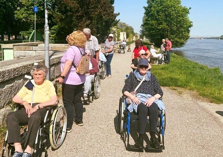 Aufnahme der Bewohner*innen und Ehrenamtlichen Mitarbeiter*innen an der Uferpromenade.