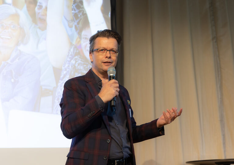 Geschäftsführer der Pflegeheime Niederösterreich Markus Mattersberger begrüßt die Teilnehmer*innen Geschäftsführer der Pflegeheime Niederösterreich Markus Mattersberger begrüßt die Teilnehmer*innen