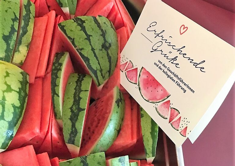 Frische Melonenstücke für die MitarbeiterInnen.