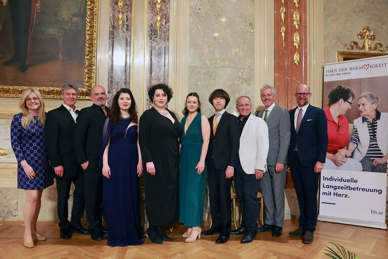 Gruppenbild mit Künstler*innen beim Benefizkonzert
