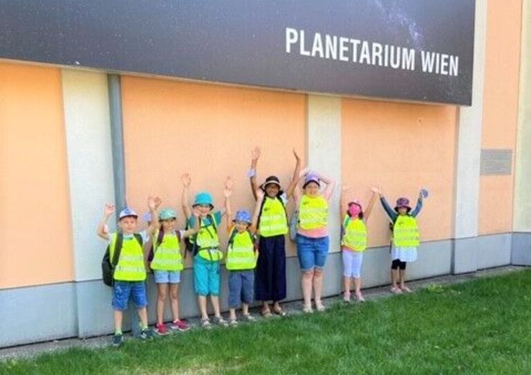 Kinder vorm Planetarium.