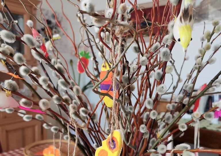 Geschmückter Osterstrauch.