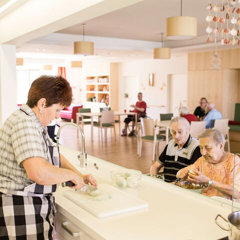 Gemeinsames Kochen in der Wohngemeinschaft im HB Stephansheim in Horn
