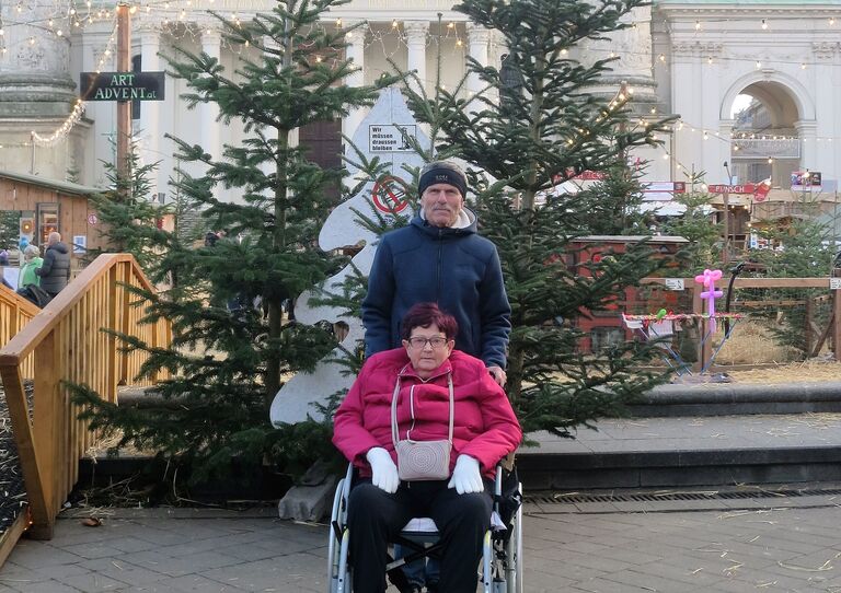 Die Bewohner*innen am Christkindlmarkt.