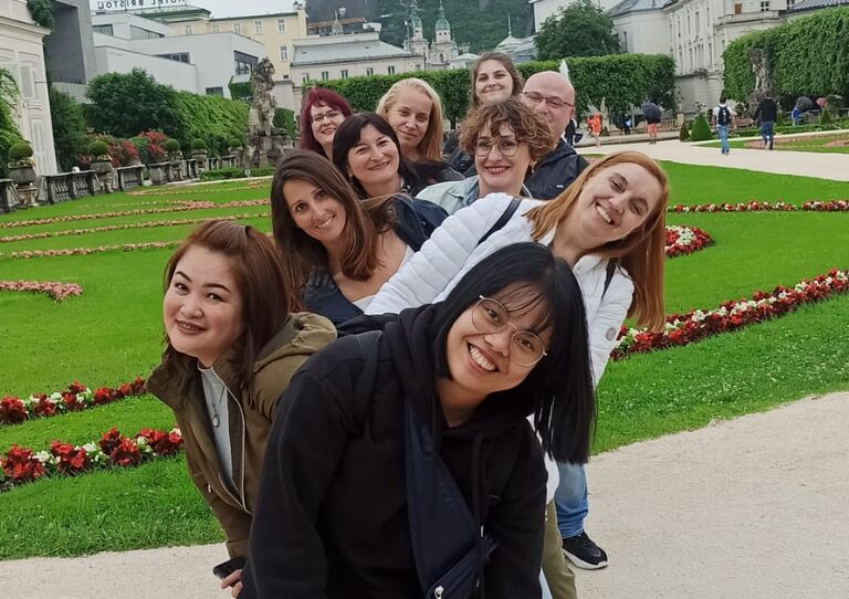 Kolleg*innen aus dem HB Seeböckgasse stehen hintereinander in Salzburg.