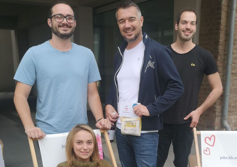 Dominic Roberts mit Kolleg*innen aus dem "Stiftungspraktikum".