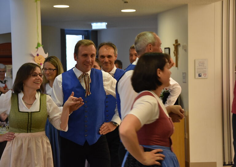 Maibaumaufstellen im Urbanusheim