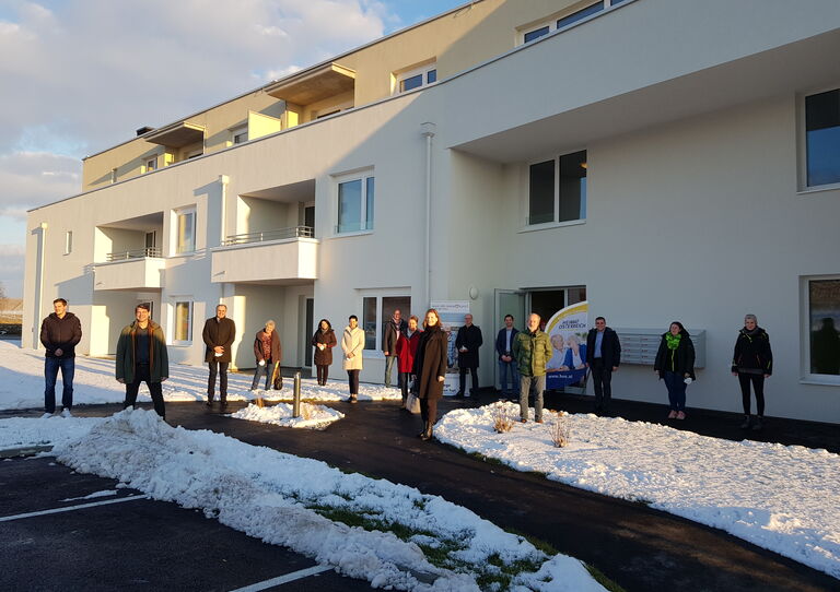 Gruppenbild vor dem neuen Wohngebäude.