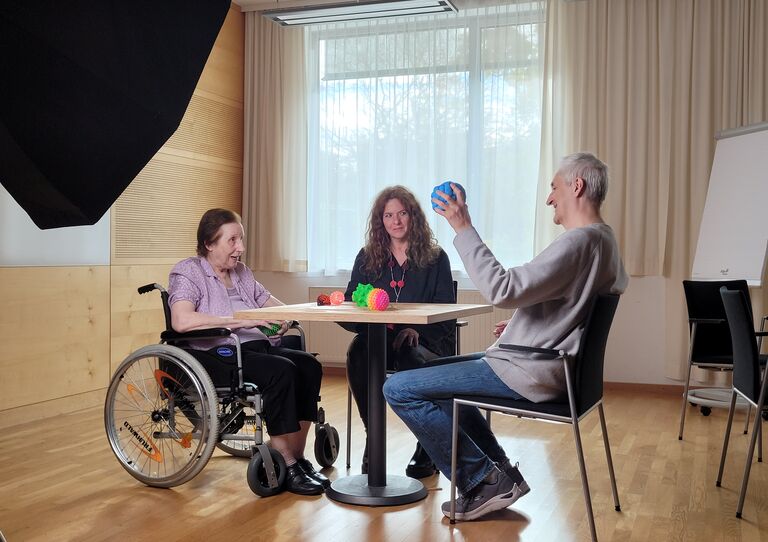 Ruth Mateus-Berr im Gespräch mit einer Bewohnerin Ruth Mateus-Berr im Gespräch mit einer Bewohnerin