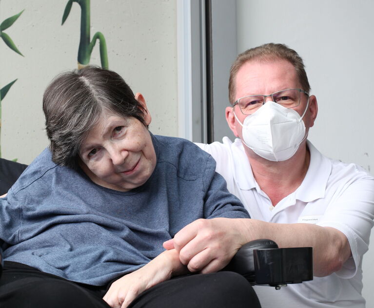 Elfriede mit Ihrem Bezugspfleger Robert.