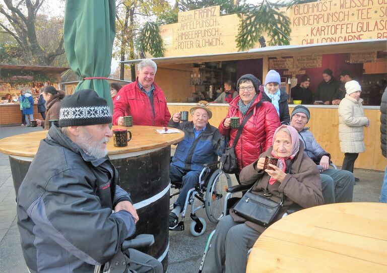 Die Bewohner*innen am Christkindlmarkt.