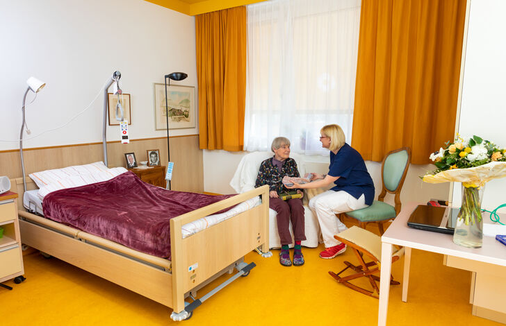 Bewohnerin in ihrem Zimmer.