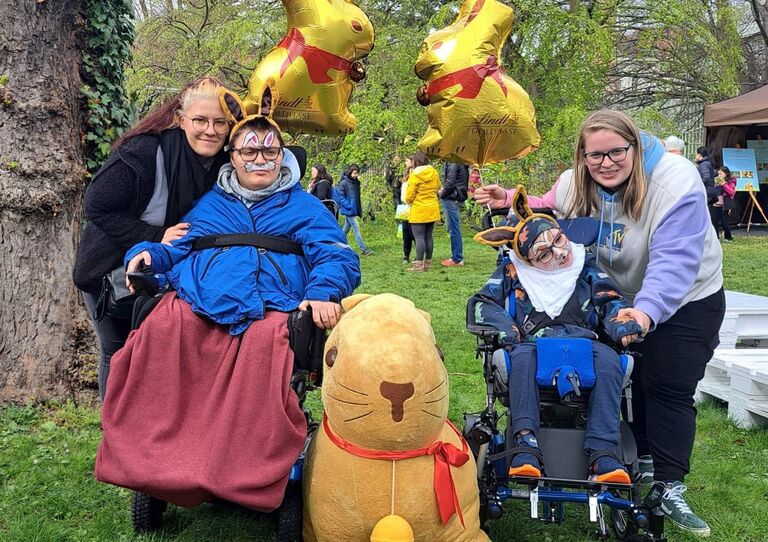 Kund*innen und Mitarbeiter*innen beim Lindt Osterhasenfest