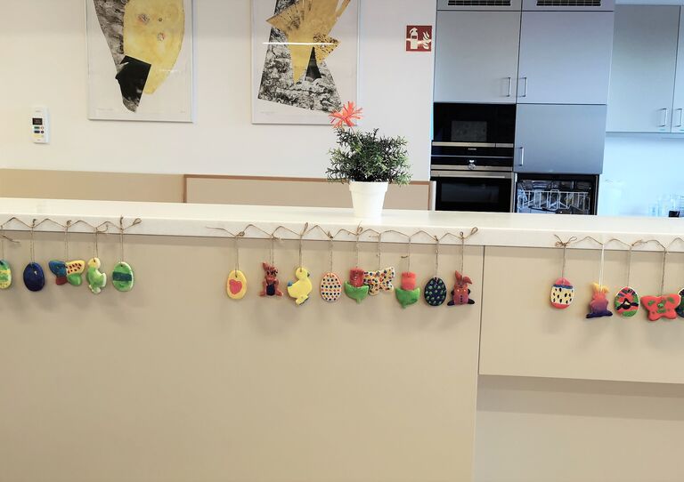 Österlich dekorierter Eingangsbereich.