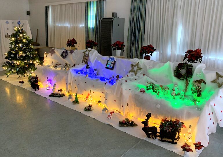 Ein Teil der Weihnachtswelt mit Beleuchtung.