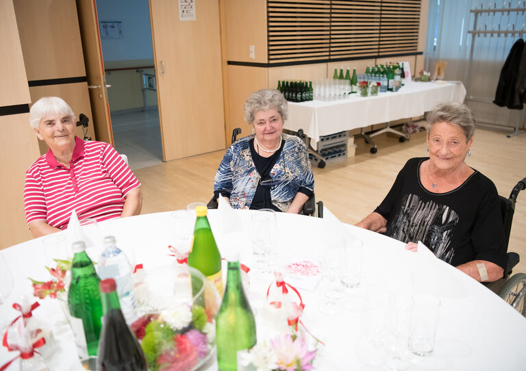 Auch die Bewohnerinnen amüsieren sich gut.