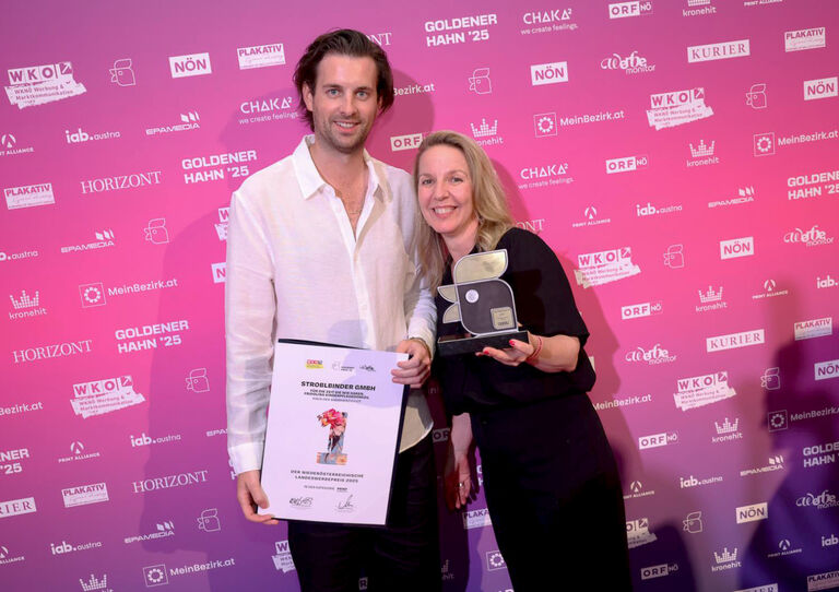 vlnr.: Lukas Binder (stroblbinder) und Sabine Wehinger (Vienna Paint Studios) | Fotografin: Katharina Schiffl | Goldener Hahn 2025 vlnr.: Lukas Binder (stroblbinder) und Sabine Wehinger (Vienna Paint Studios) | Fotografin: Katharina Schiffl | Goldener Hahn 2025
