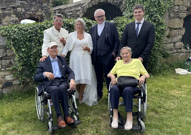 Inge lebt Nähe auch über den Beruf hinaus – und lud zwei Bewohner*innen zu ihrer Hochzeit ein. Inge lebt Nähe auch über den Beruf hinaus – und lud zwei Bewohner*innen zu ihrer Hochzeit ein.