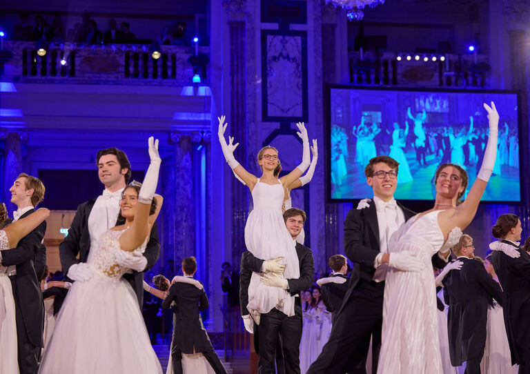 Tanzende Debütant*innen beim Elmayer-Kränzchen Tanzende Debütant*innen beim Elmayer-Kränzchen