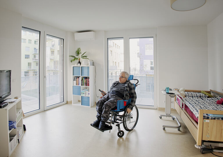 Neumieter Leopold Roth in seiner Wohnung im Garconnierenverbund „Ilse-Buck-Straße“ in der Seestadt Aspern.