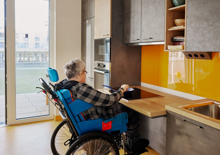 Neumieter Leopold Roth beim Kochen im Garconnierenverbund „Ilse-Buck-Straße“ in der Seestadt Aspern.