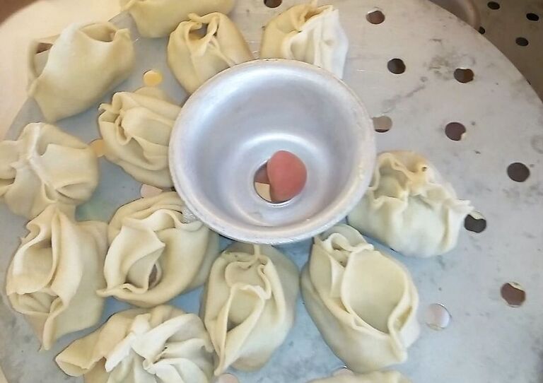 Die Teigtaschen garen in einem speziellen Topf.