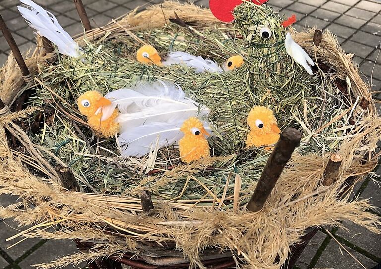 Osterdeko: Osternest mit Küken.