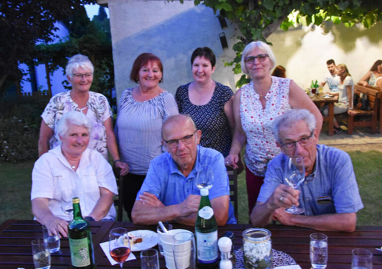 Gruppenbild der Mitarbeiter*innen beim Weingut.